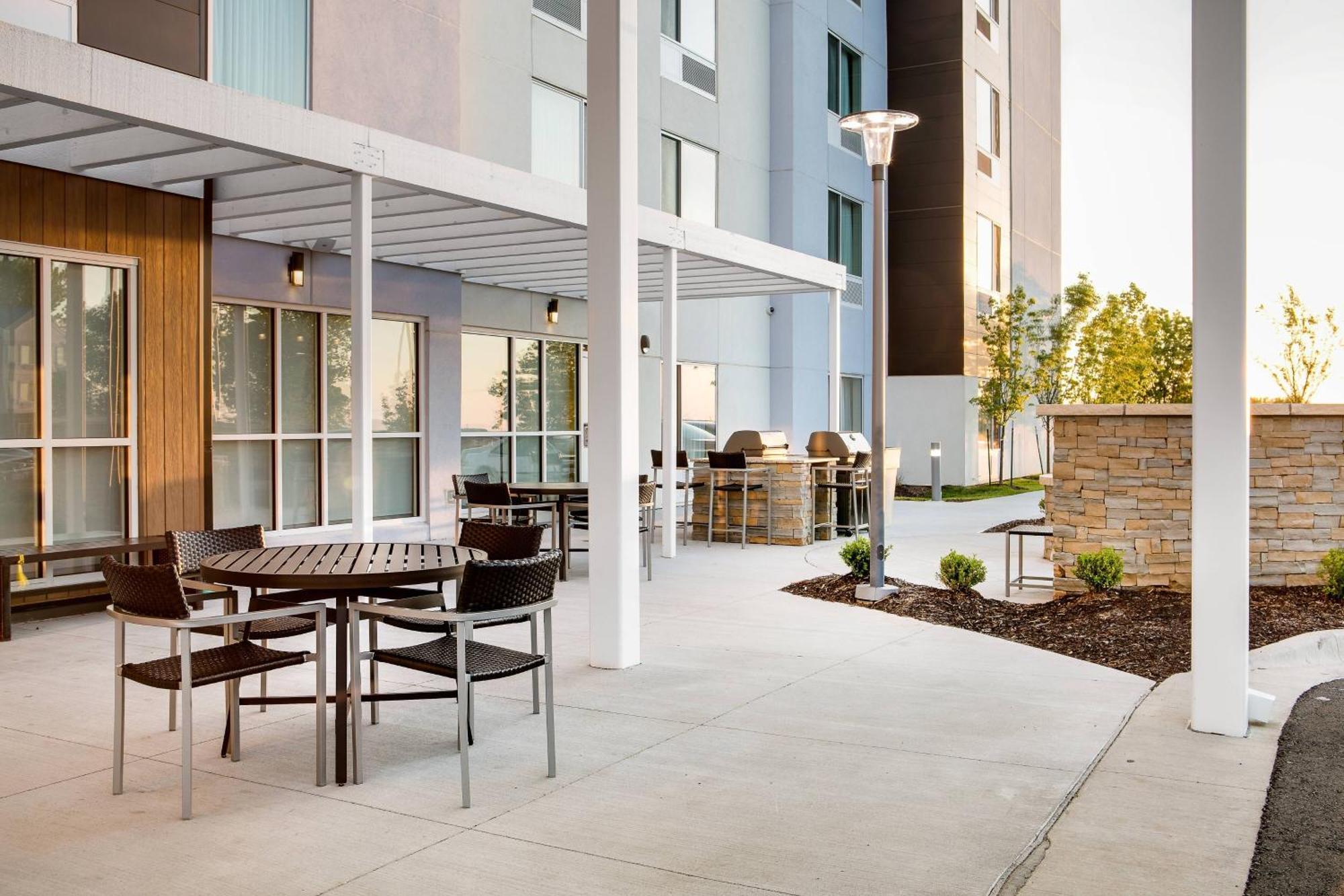 Towneplace Suites By Marriott Kansas City Airport Екстериор снимка